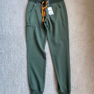 Small tall figs joggers moss